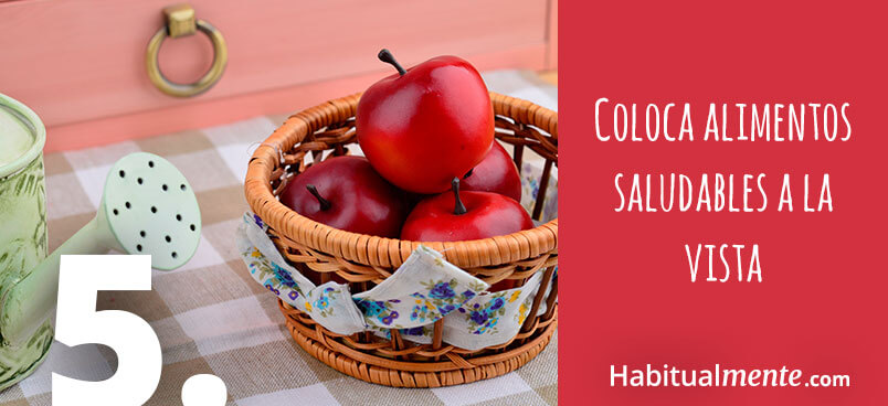 coloca alimentos saludables a la vista 