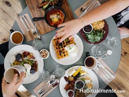 10 prácticos secretos para comer saludable fuera de casa (sin dejar de disfrutar)